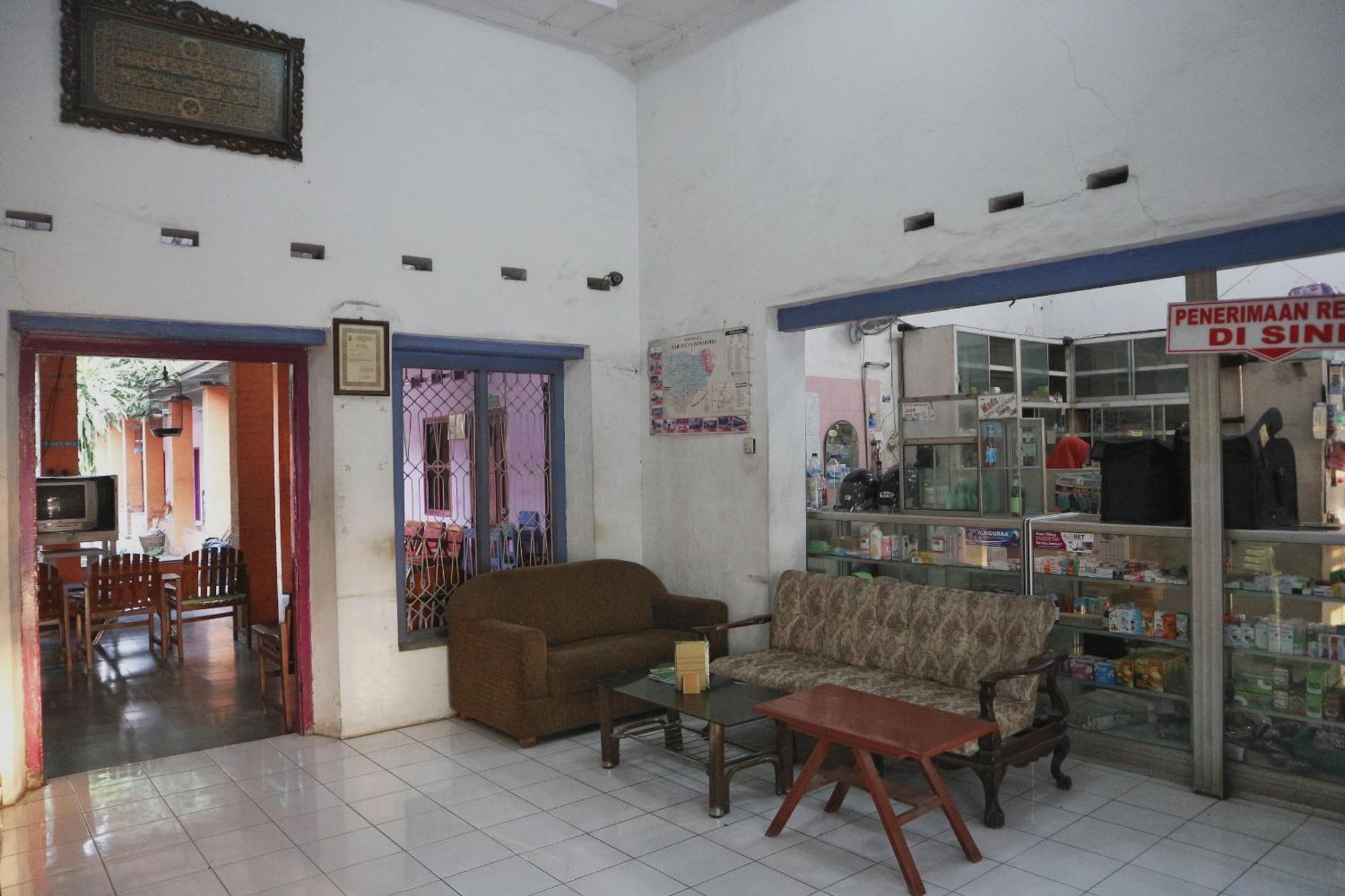 Vaccinated Staff - SPOT ON 1972 Aman Family Inn Syariah Ponorogo Bagian luar foto